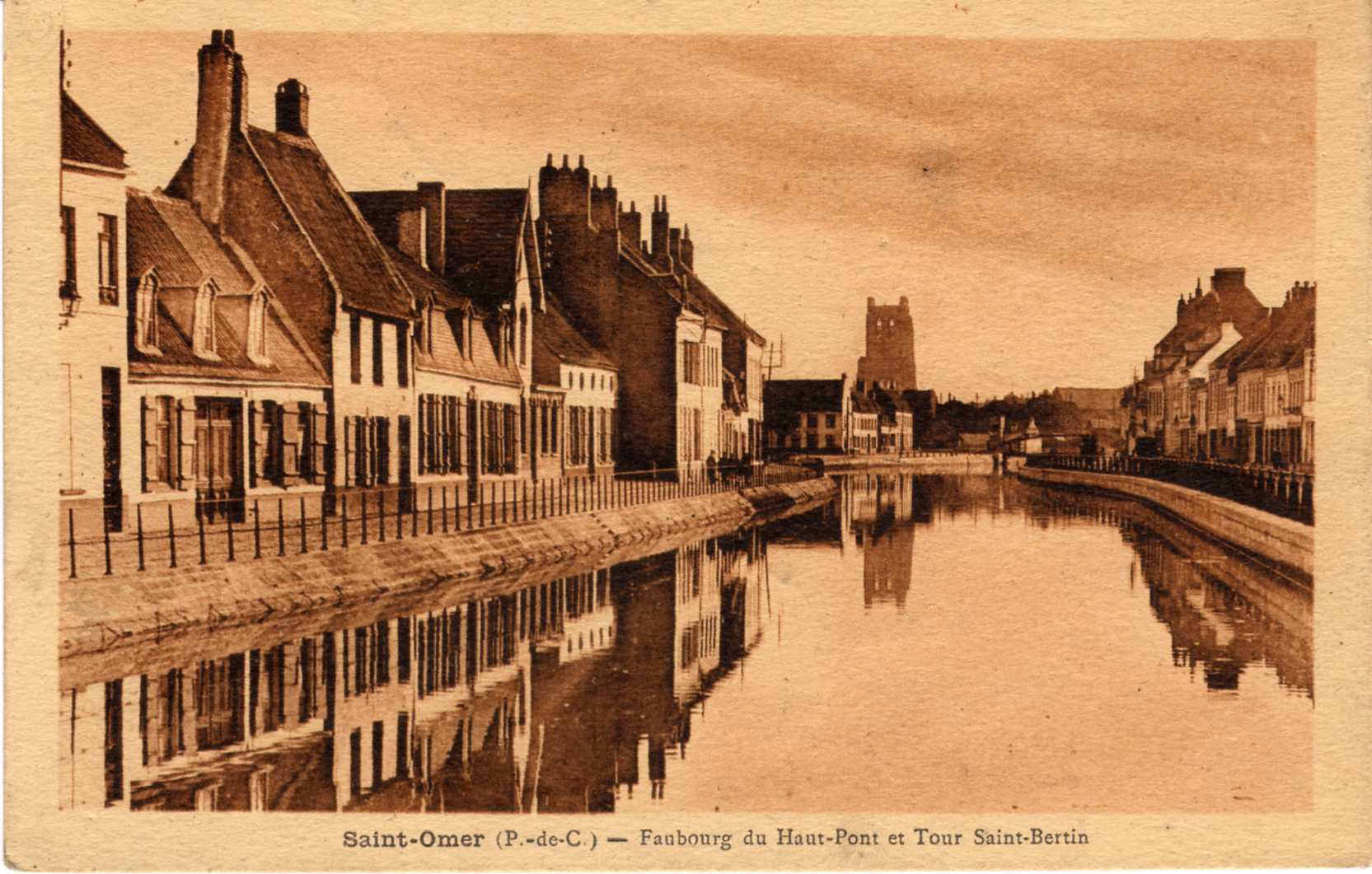 On se trouve ici dans le faubourg du Hautpont, cette rue tient son nom du fait de la profession de ses habitants ils étaient nombreux à construire des bateaux.